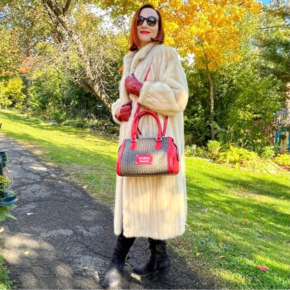 Meet your Posher, Elena - Picture 9 of 17